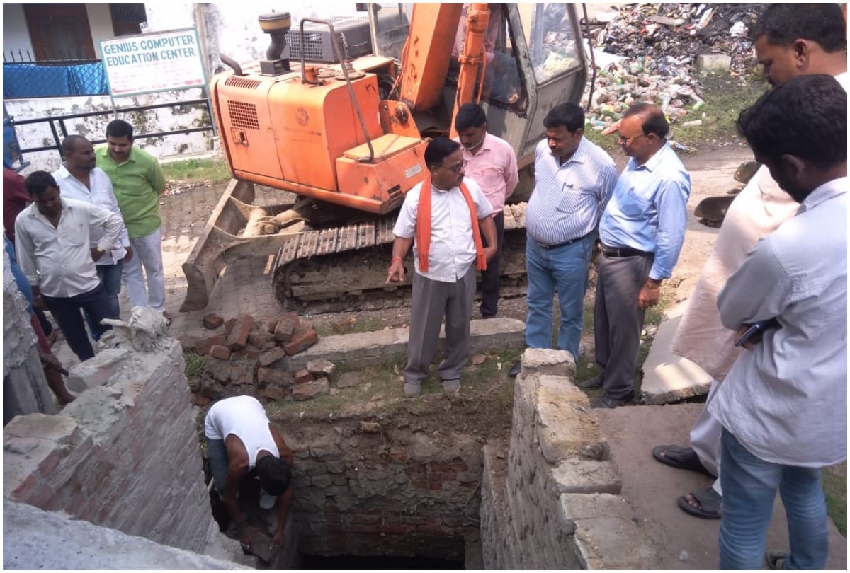 gorakhpur mla removed Encroachment by cleaning the drain during cleanness drive