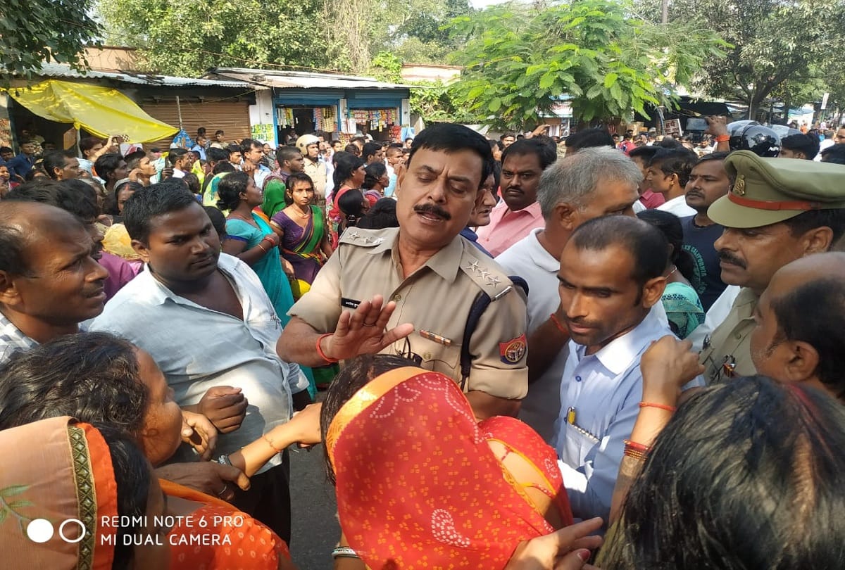 Maharajganj villagers sit on protest leads to heavy traffic jam