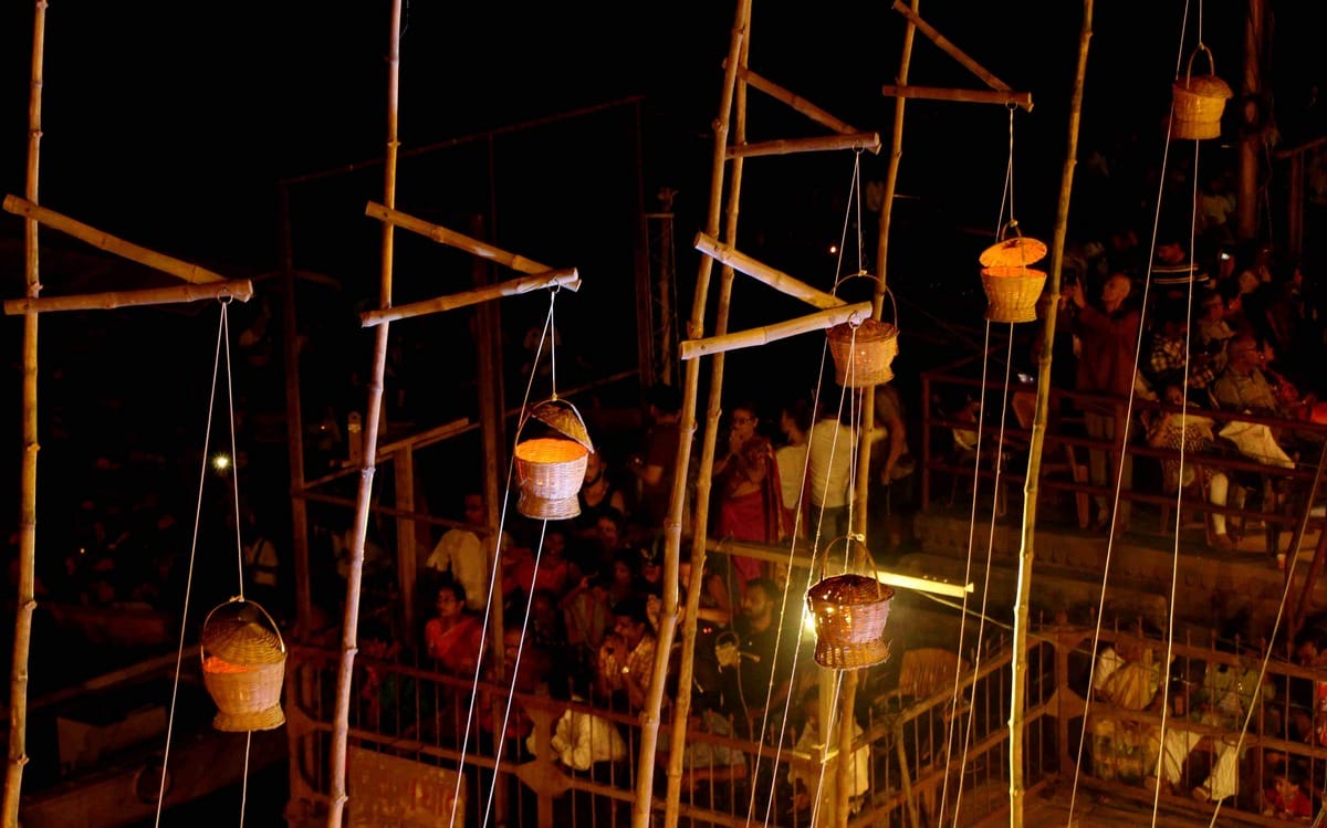 ganga seva nidhi Lit lamps for in memory of martyrs dashashwamedh ghat varanasi