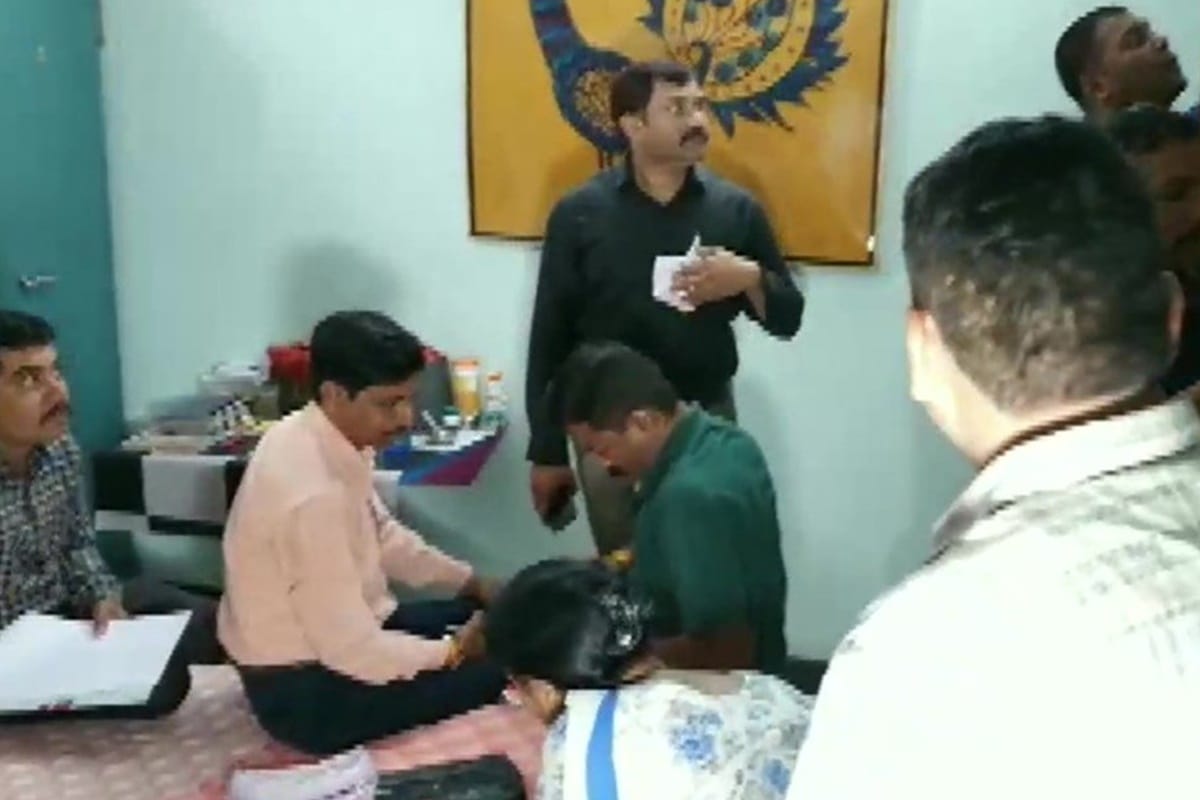 in mp 25 crores assets found in Lokayukta raid on Bases of Assistant Excise Commissioner alok khare