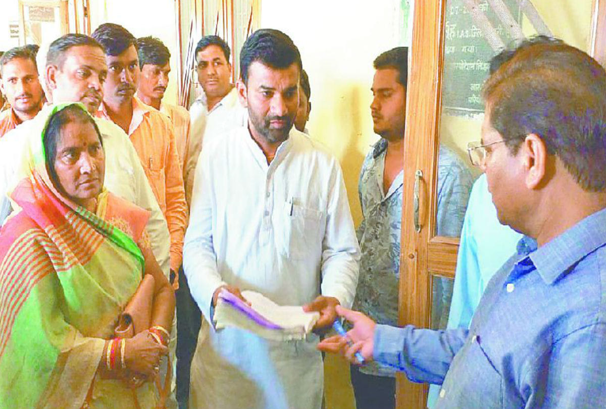 Members submitted no confidence motion against Marhra block Pramukh Up Political News