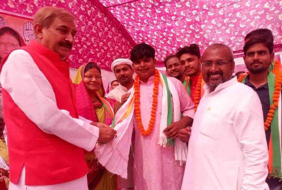 Rajya Sabha MP Pramod Tiwari seeks votes in favor of Congress candidate in chitrakoot