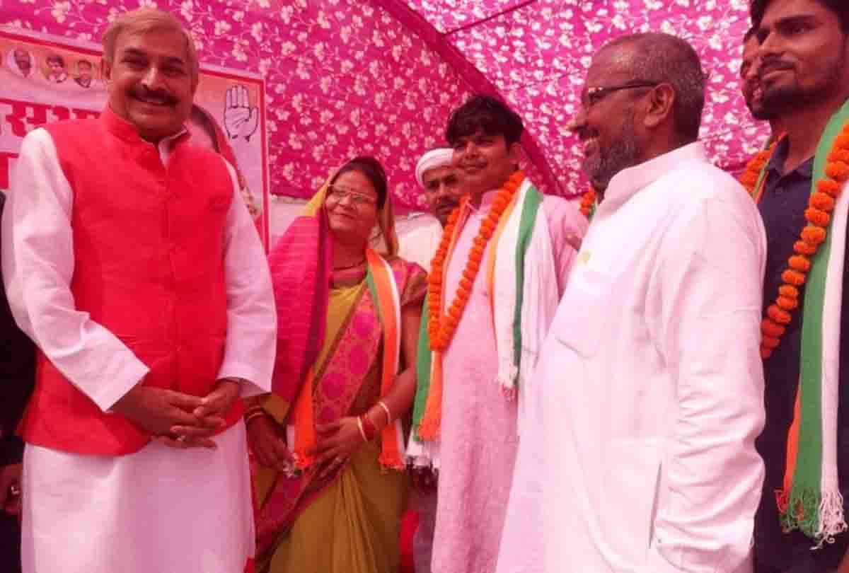 Rajya Sabha MP Pramod Tiwari seeks votes in favor of Congress candidate in chitrakoot