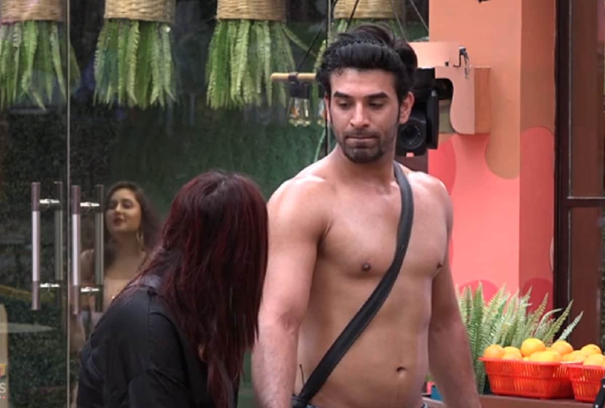 Bigg Boss 13 Shehnaz Kaur holding Siddharth Shukla Paras Chhabra get jealous