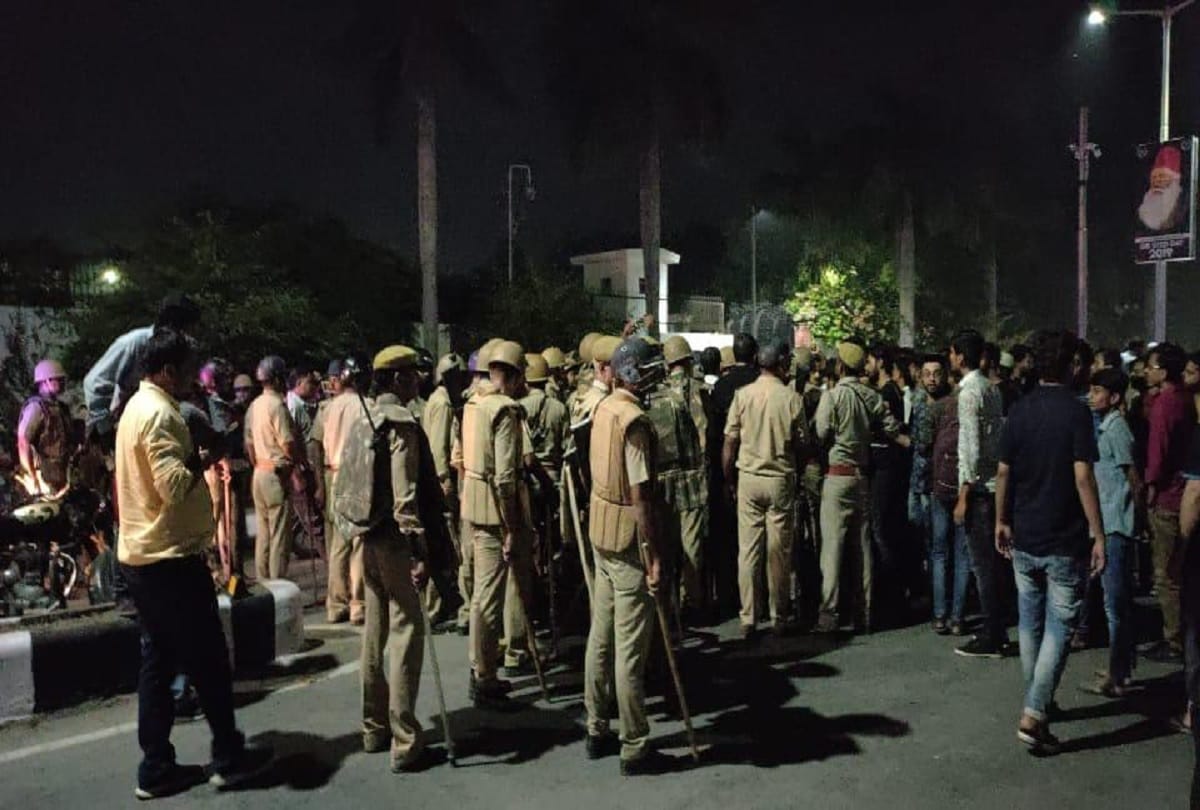 students create ruckus after Student commits suicide at AMU in Aligarh