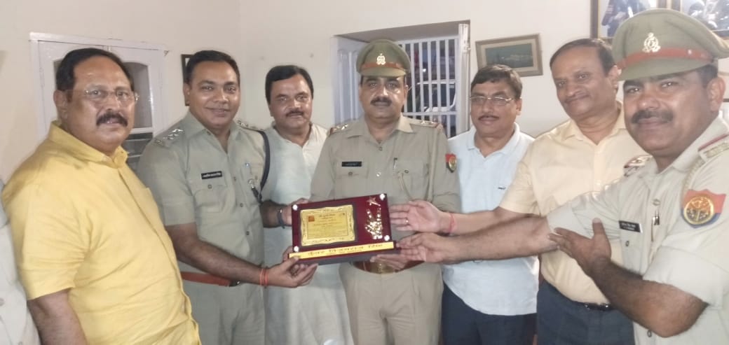 Volunteers and policemen honored
