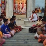 कीर्तन करते साधु संत।