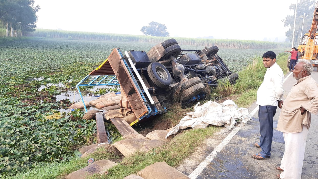 Uncontrolled vehicle overturns in pond
