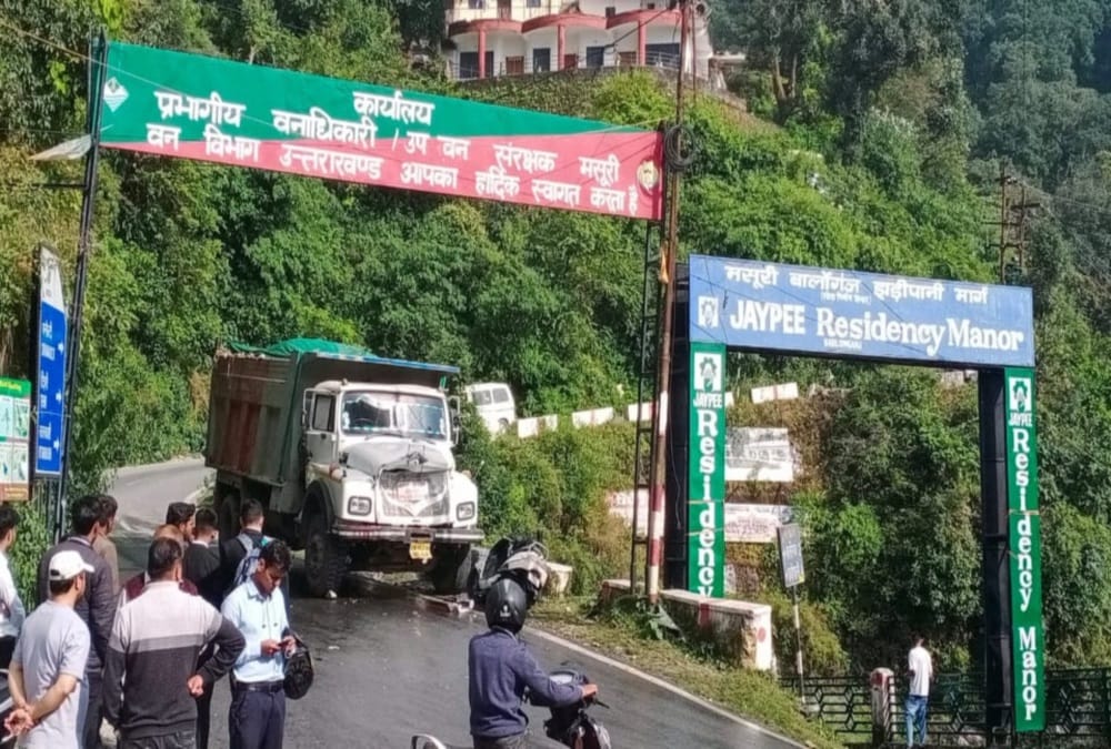 Tourist Two Youth Scooty Collide with truck in Mussoorie Scary death on spot