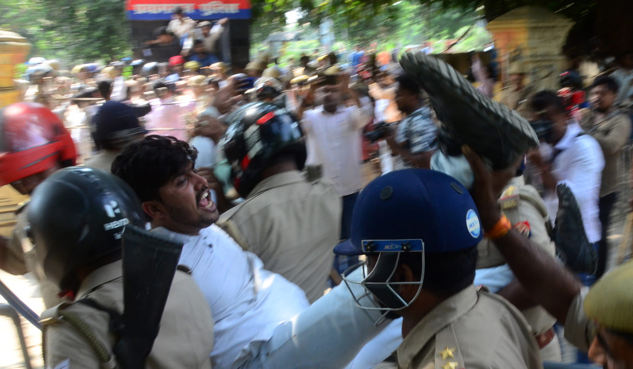 Ruckus, lathicharge, sabotage and stone pelting against the student council in Allahabad University