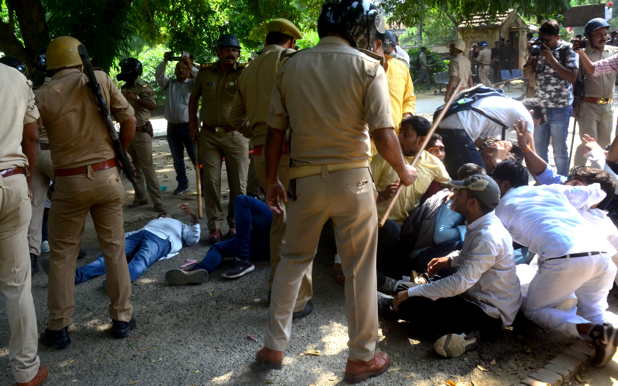 Ruckus, lathicharge, sabotage and stone pelting against the student council in Allahabad University