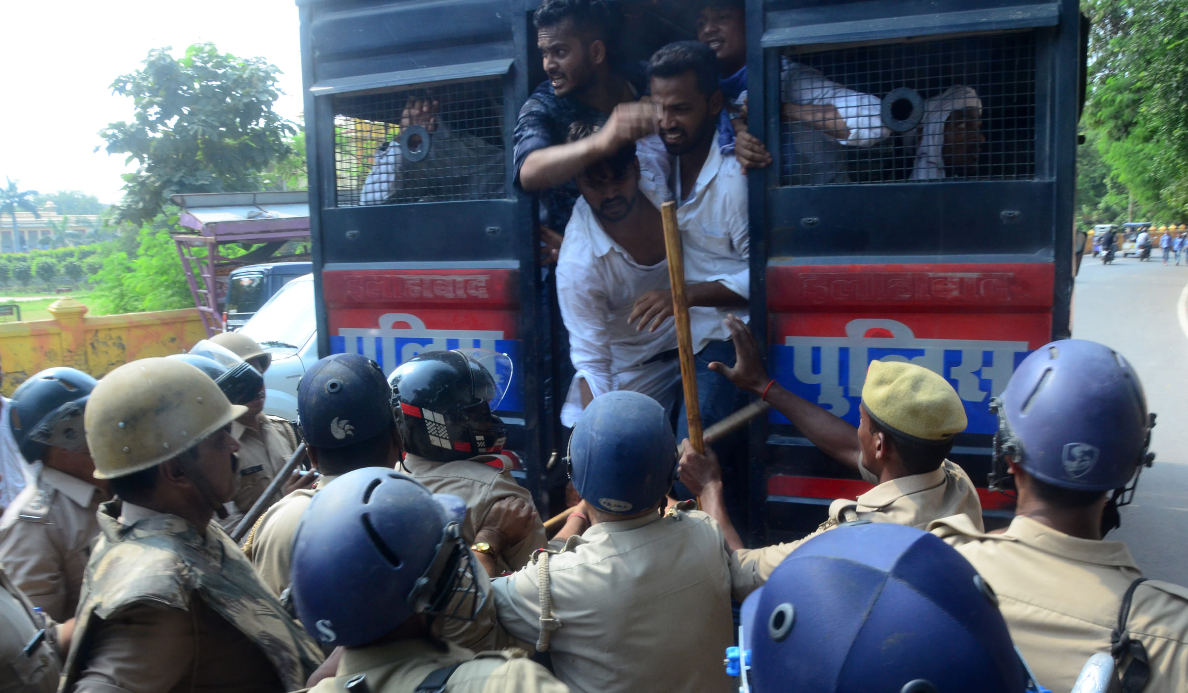 Ruckus, lathicharge, sabotage and stone pelting against the student council in Allahabad University