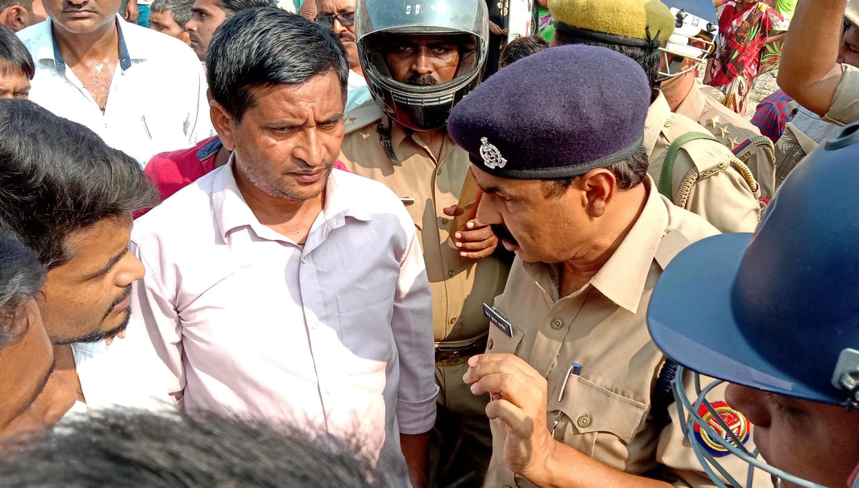 road jammed in demand of dismissal of inspector and compensation to family of bankmitra