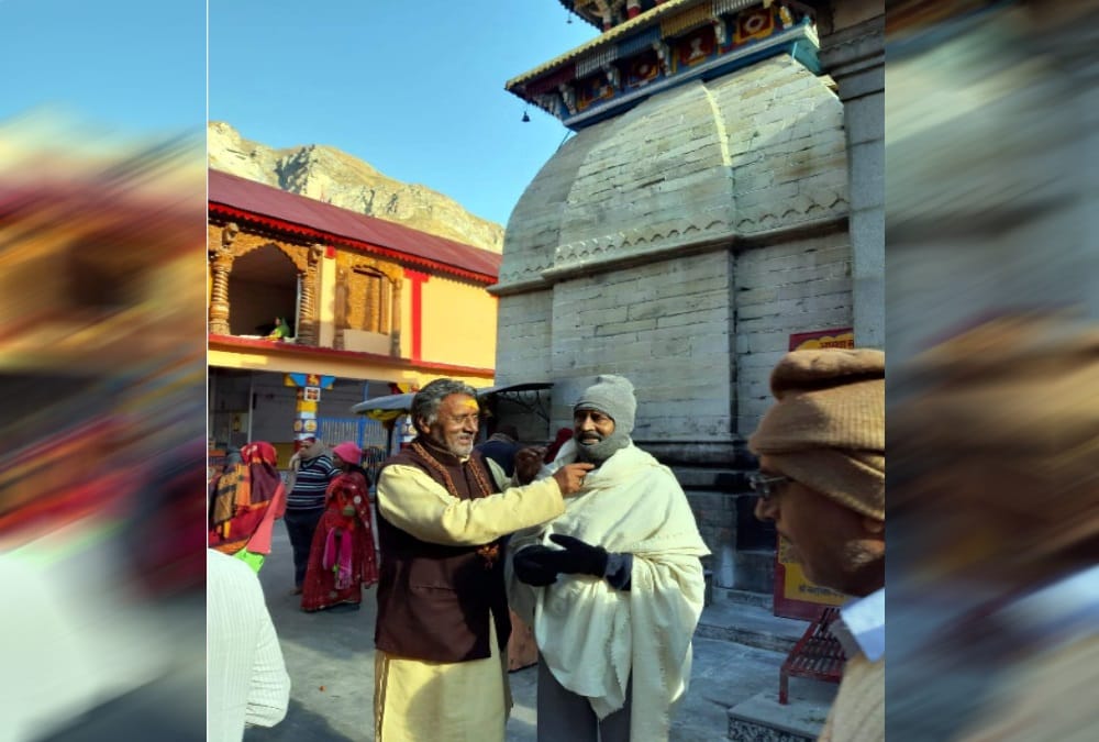 Rajinikanth Wear Monkey Cap and Shawl fans Not identify in badrinath