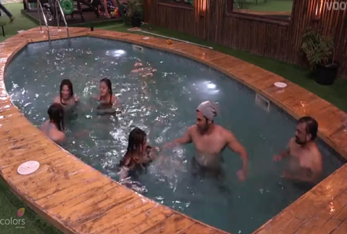 Bigg Boss 13 Paras Chhabra Shehnaz Kaur Gill Mahira Sharma make fun in Swimming Pool