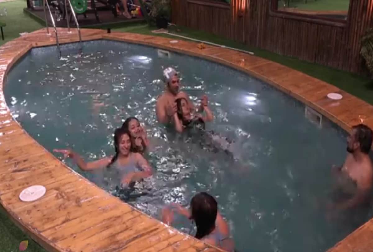 Bigg Boss 13 Paras Chhabra Shehnaz Kaur Gill Mahira Sharma make fun in Swimming Pool