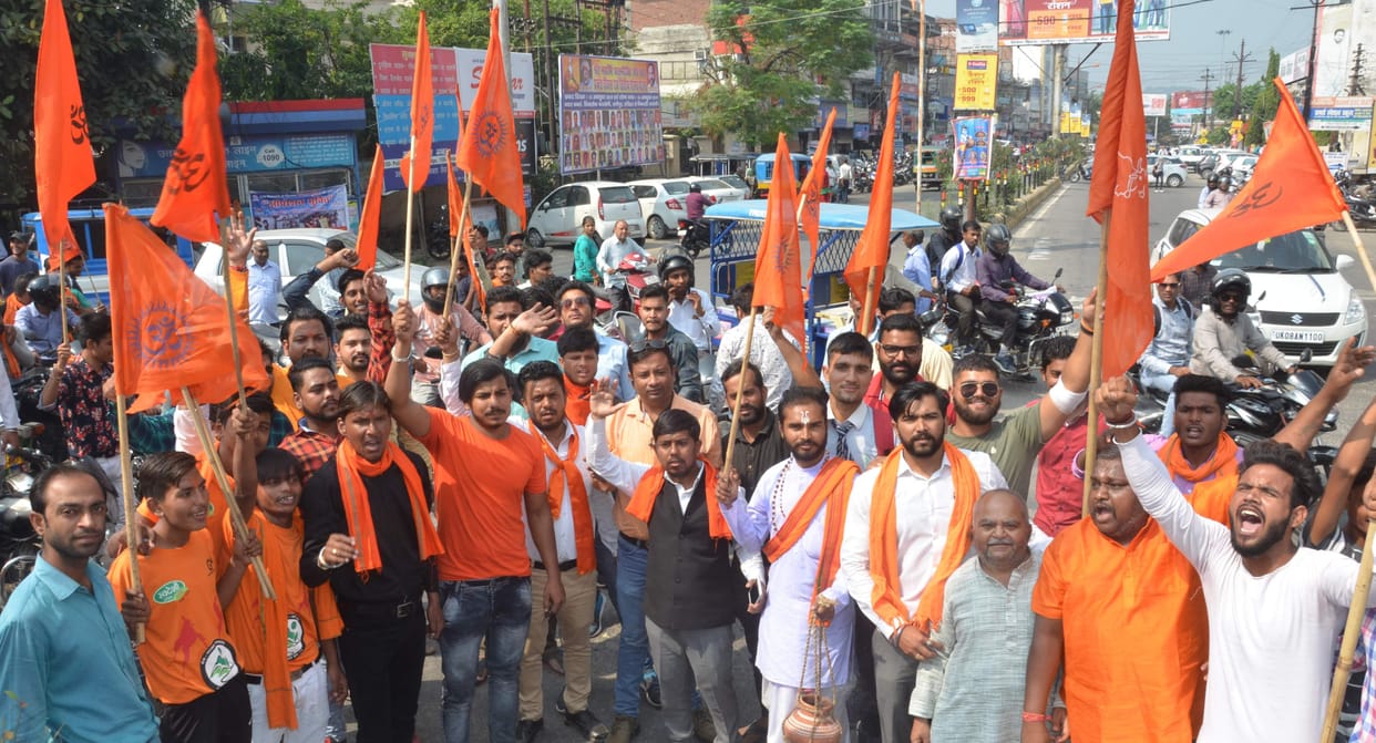 Effigy burnt in Bengal, demanding dismissal of Mamta's government