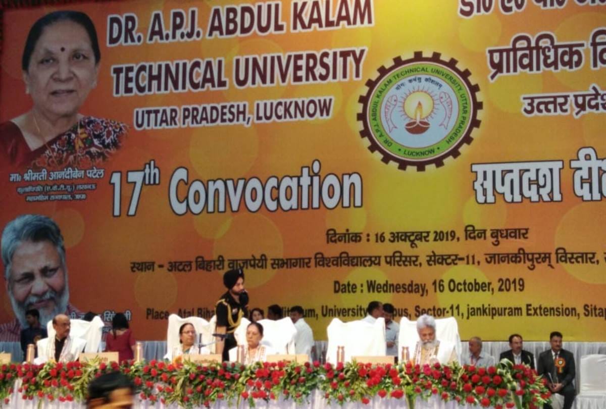 aktu university convocation anandi ben patel gives chancellor medal to sakshi singh