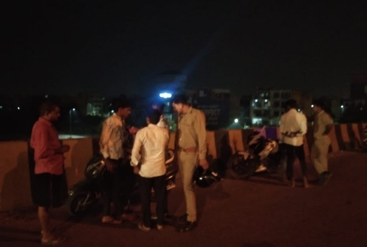Car-rider bullies hit students riding  bike in lucknow