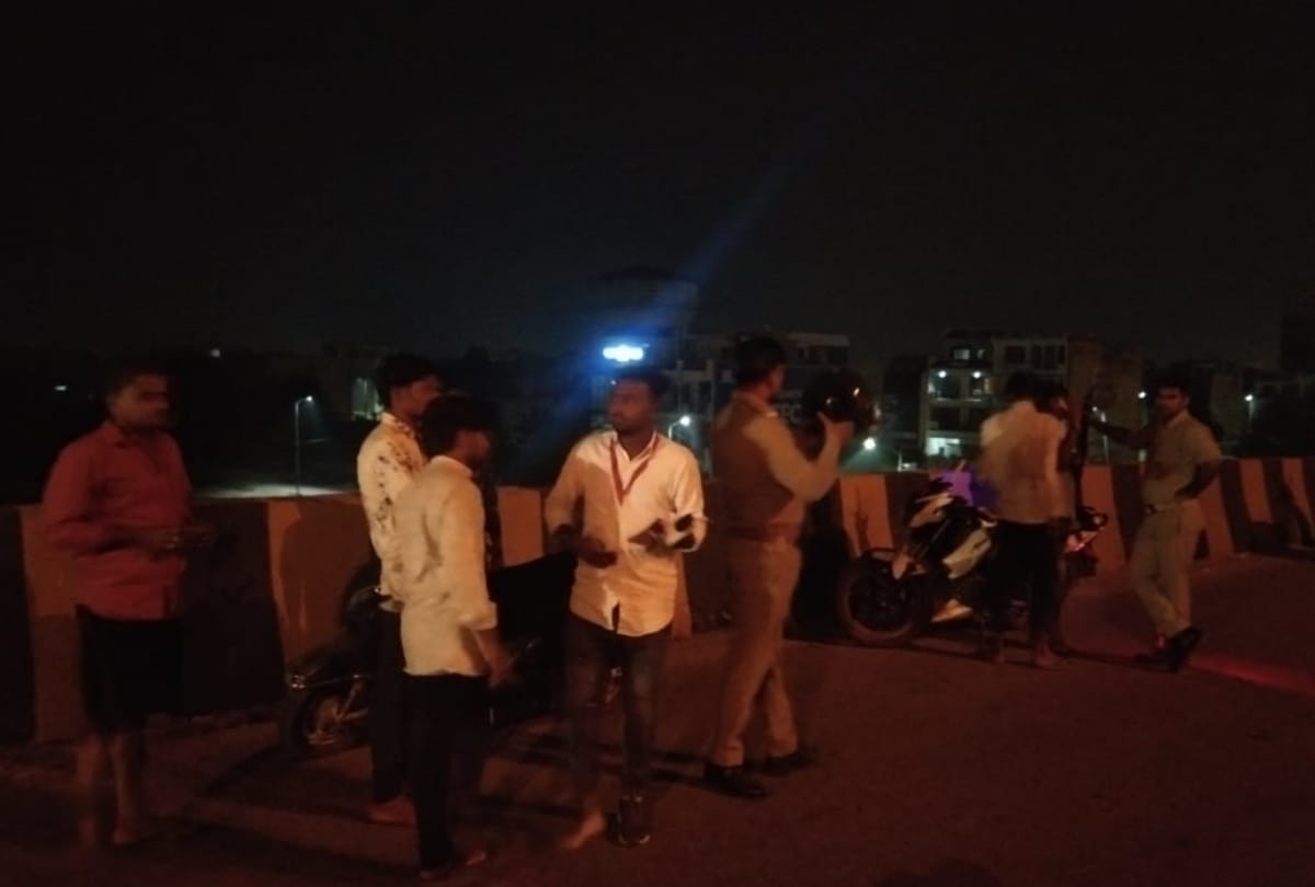 Car-rider bullies hit students riding  bike in lucknow