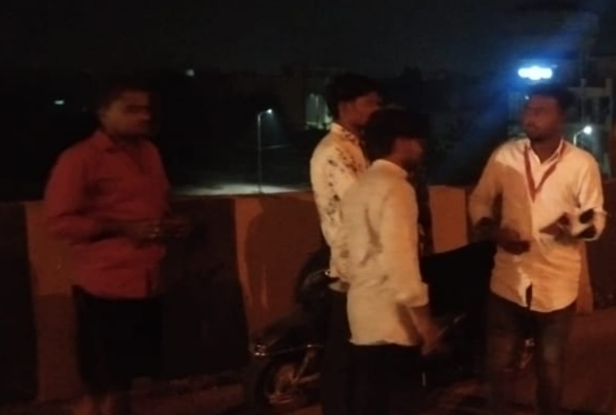 Car-rider bullies hit students riding  bike in lucknow
