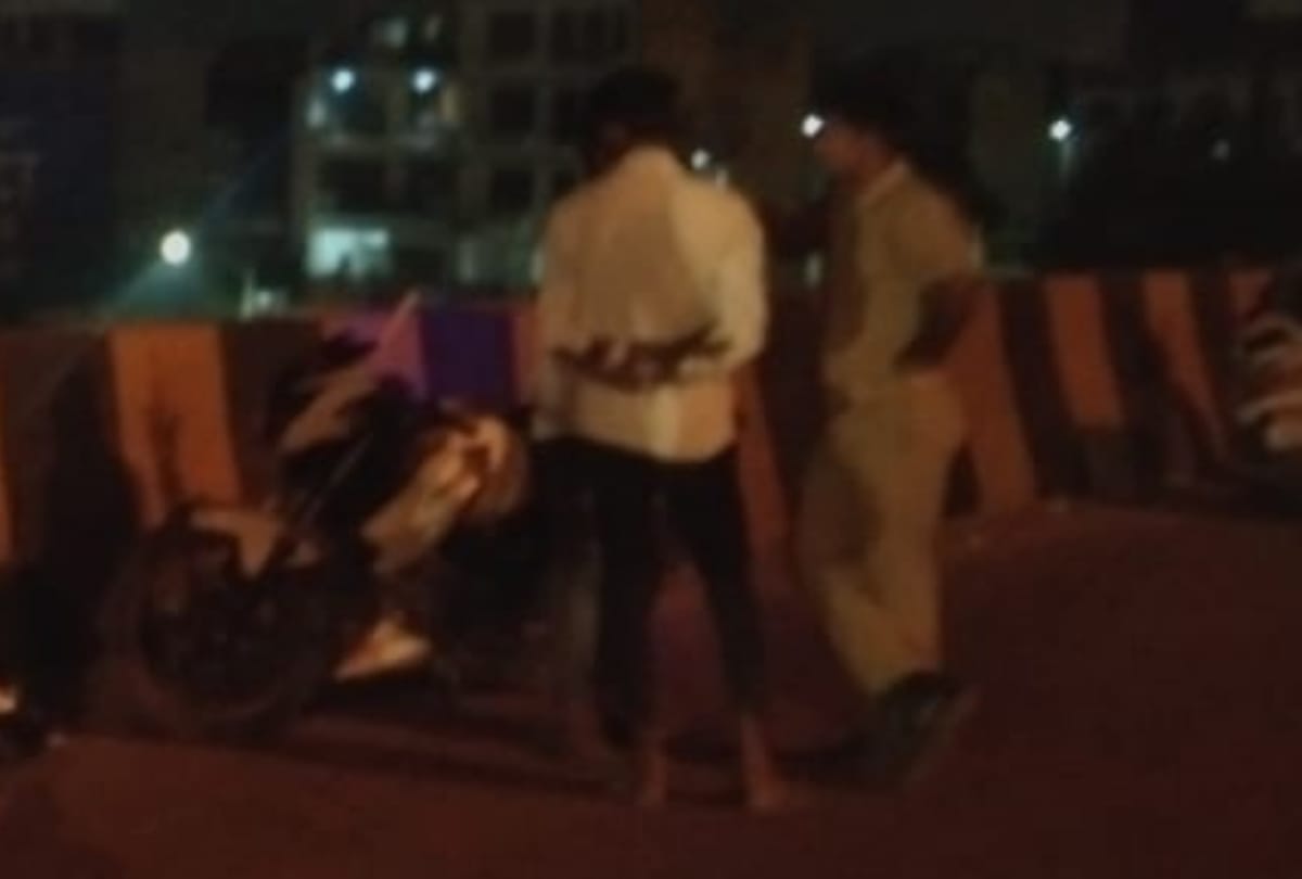 Car-rider bullies hit students riding  bike in lucknow