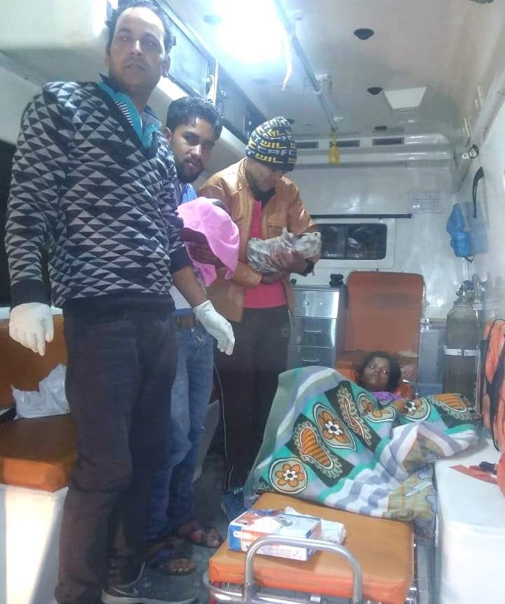 Woman gives birth to twins in ambulance