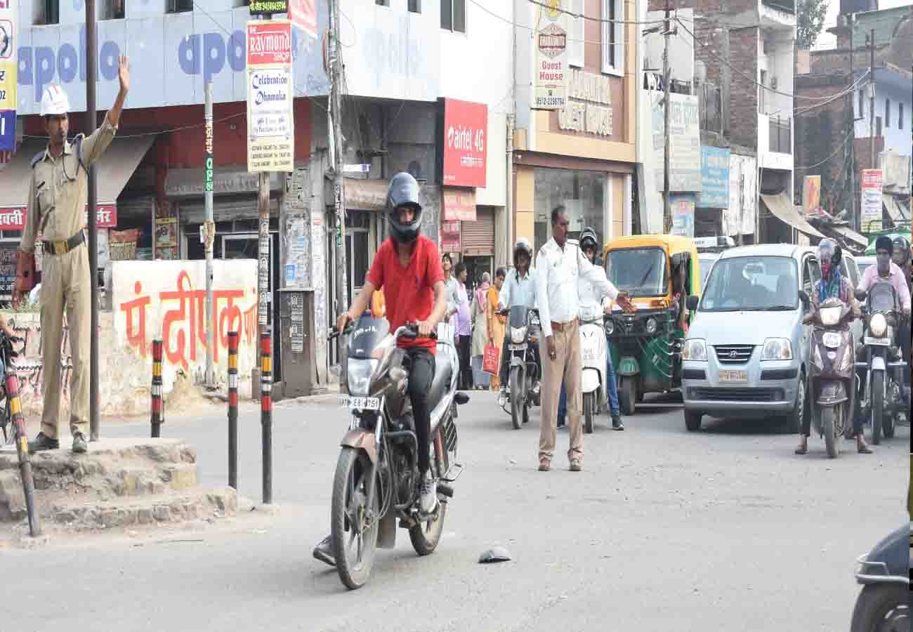 Traffic system in Kanpur deteriorated after removal of 900 home guards posted in police department