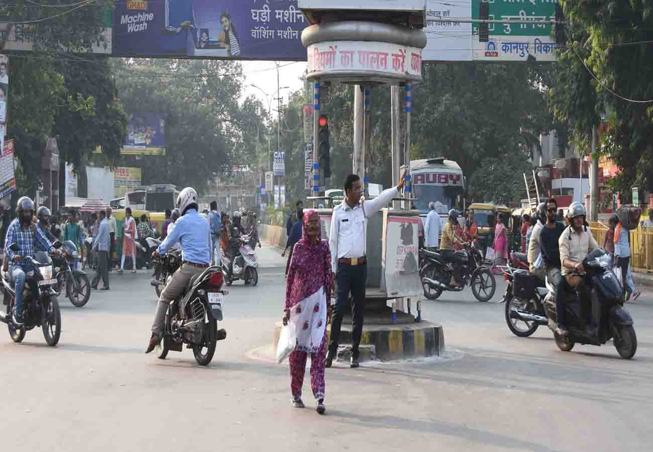 Traffic system in Kanpur deteriorated after removal of 900 home guards posted in police department