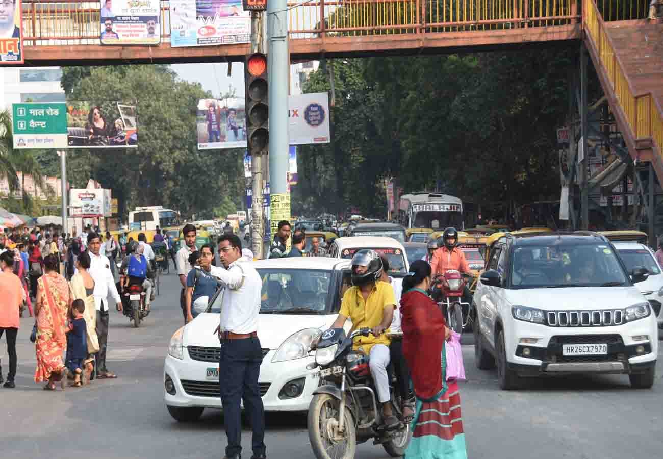 Traffic system in Kanpur deteriorated after removal of 900 home guards posted in police department