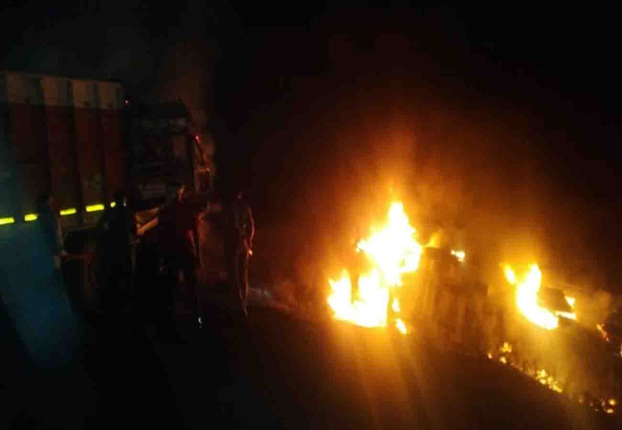 Two truck caught fire due to short circuit in collision in jalaun