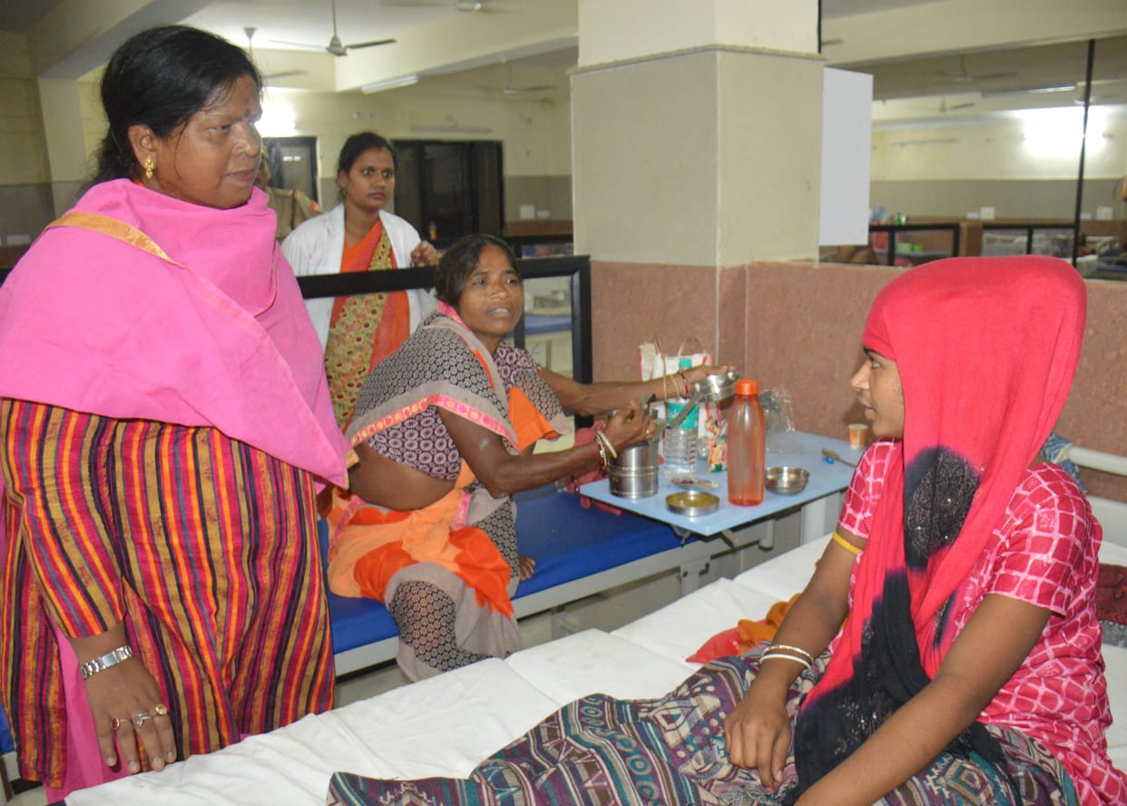 mahila aayog kee sadasy ko maitaranitee ving mein khaane kee gunavatta milee kharaab