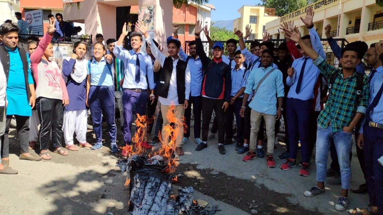 Students' anger erupted when the game roster is not ready