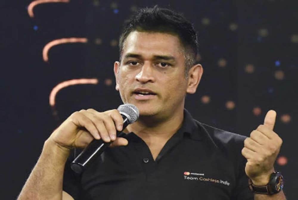 Watch Team India Former Captain MS Dhoni Sings Old Hindi Movie Song in Viral Video