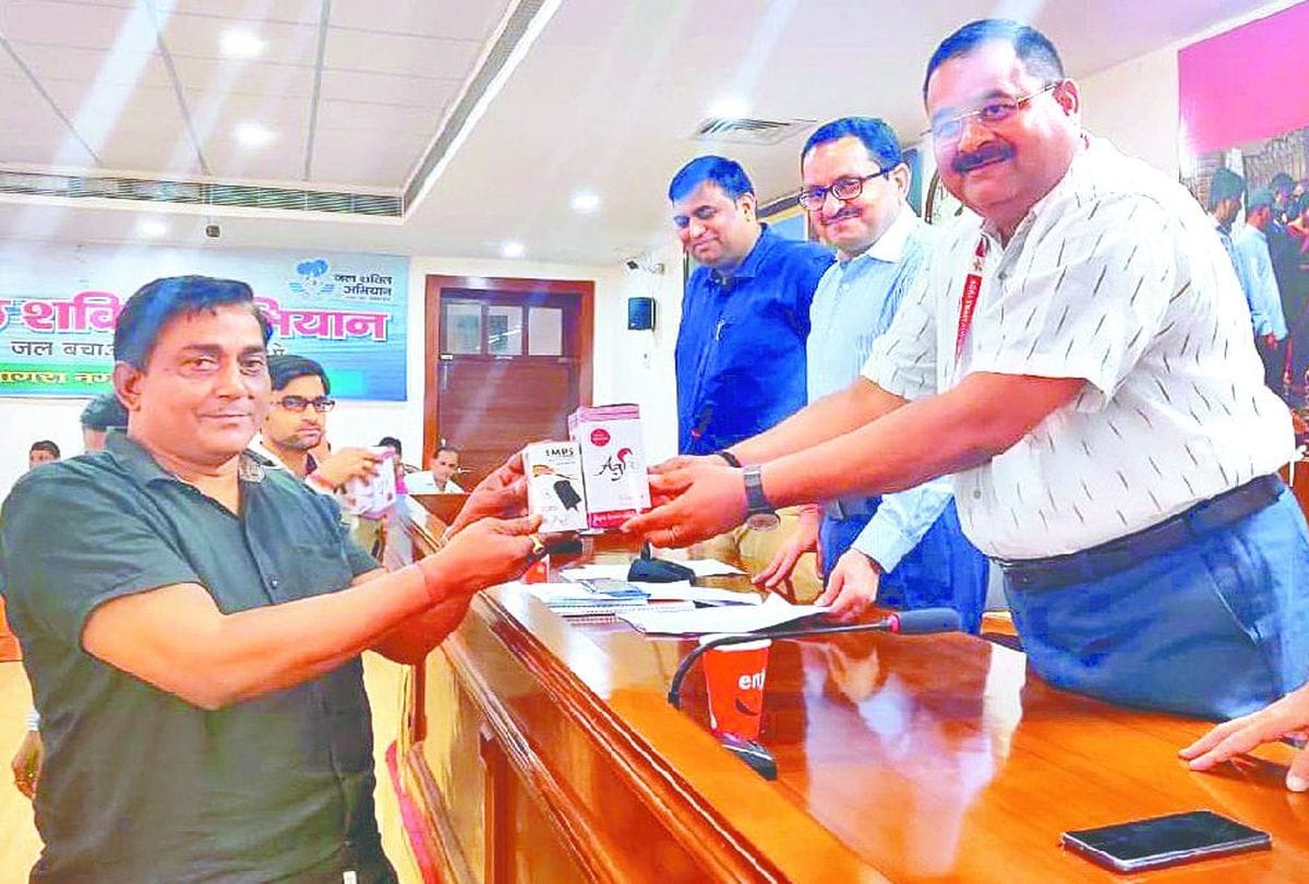 Nagar Nigam distributes radio frequency reader to sanitary supervisors