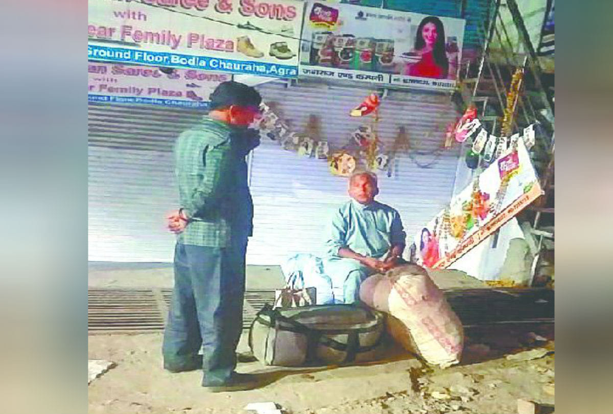Agra Police Reality Check in Mid Night Lock Founds in Chowki