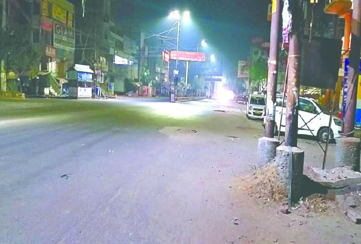 Agra Police Reality Check in Mid Night Lock Founds in Chowki