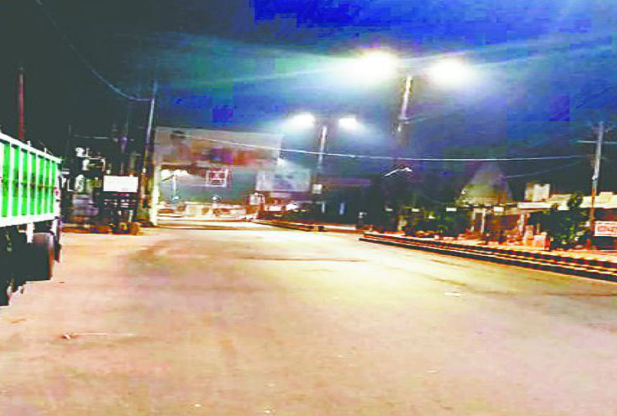Agra Police Reality Check in Mid Night Lock Founds in Chowki