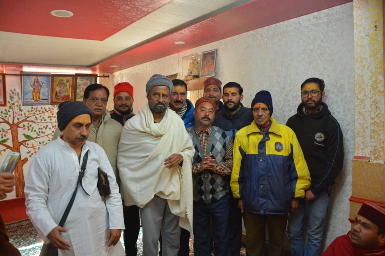super start Rajinikanth visit badrinath temple with his daughter