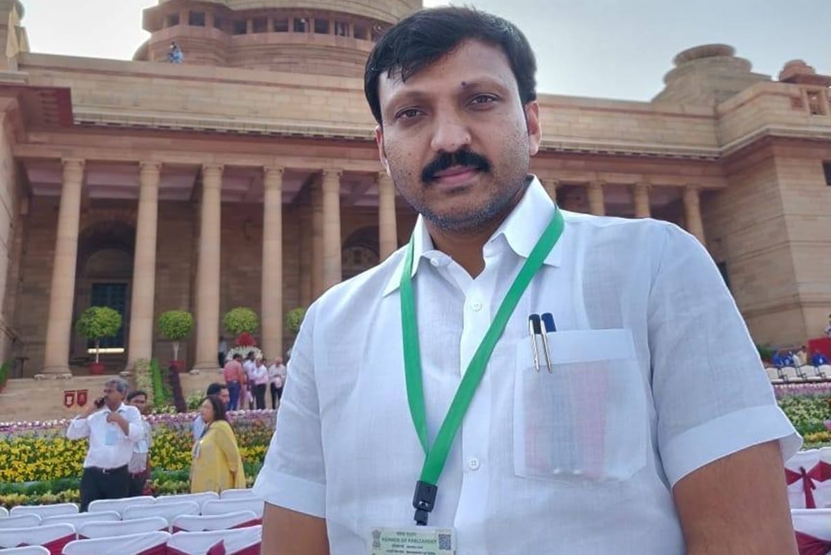 Shiv Sena MP Omraje Nimbalkar attacked with knife while he was campaigning for party candidate