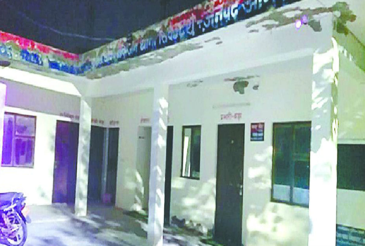 Agra Police Reality Check in Mid Night Lock Founds in Chowki