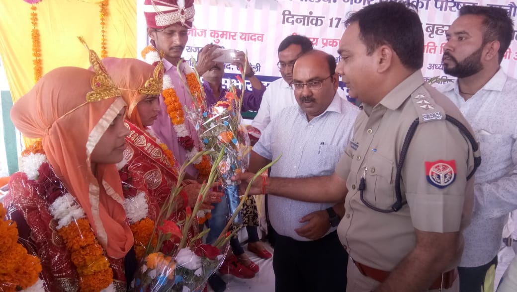 Ten couples get married in a municipality