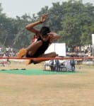 शामली आरके इन्टर कॉलेज में क्रीडा प्रतियोगिता में भाग लेता छात्र