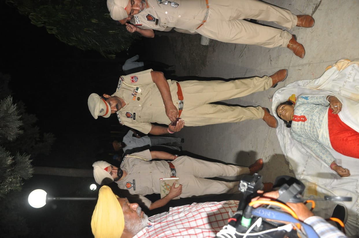 woman cring in a park in mohali, after that hanged with tree, died