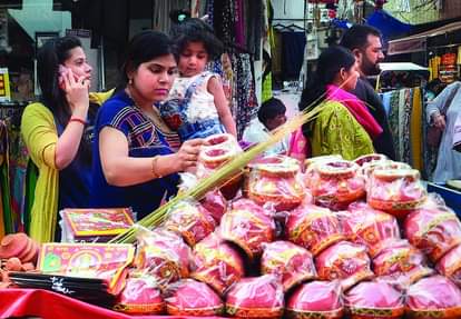karwa chauth 2021 why married women see chandrama and husbands face with strainer during karwa chauth puja know the importance of use clay pot or karwa