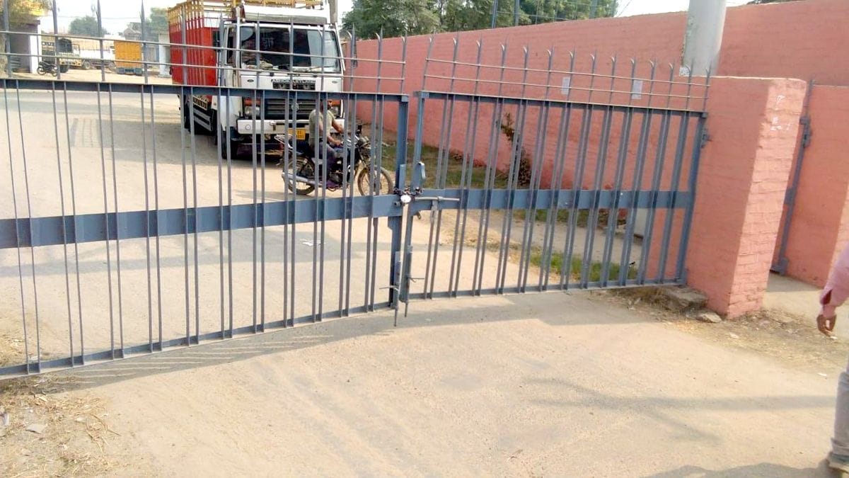 The paddy is not procured, the middlemen lock the mandi gate