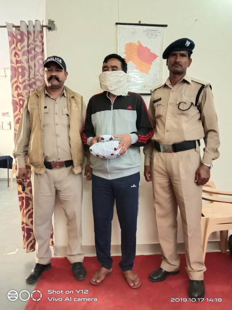 Accused arrested for smuggling Charas