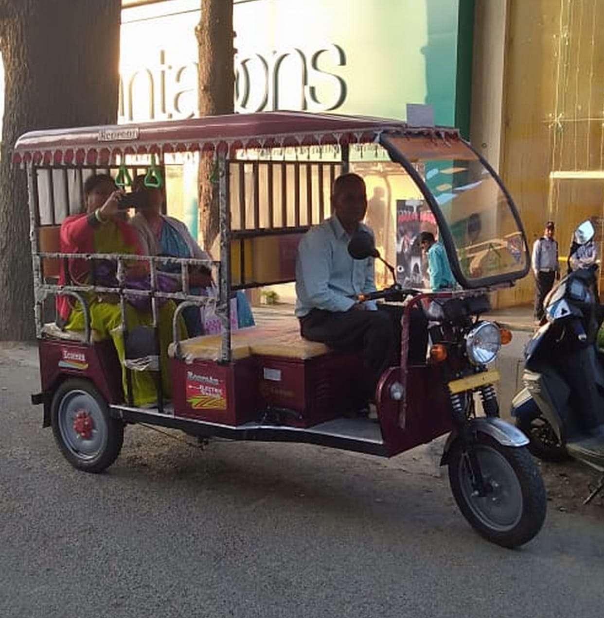 people almora enjoiyed e-rickshow