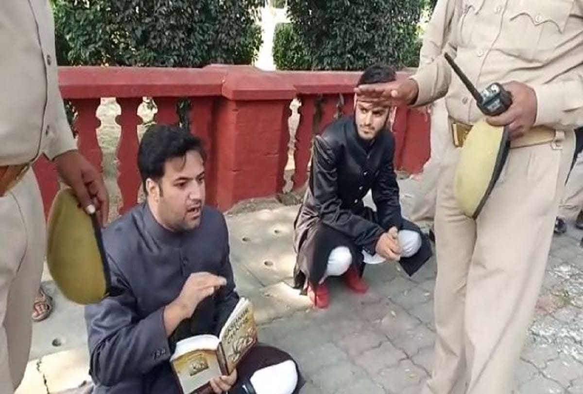 kashmiri students in AMU protests against Sir Syed Day celebration in University