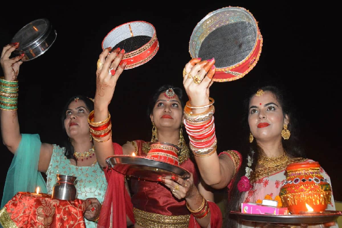 Karwa Chauth 2019, Wife celebrated this festival with husbands in the auspicious time in West UP